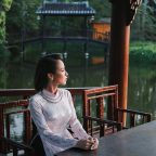 苏雨桐，时尚色彩趋势分析师，女性，时尚穿搭，站在色彩趋势展板前，自信专业